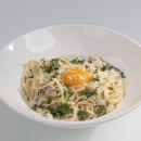 makaron-kremowy-boczek-z-parmezanem-i-jajkiem